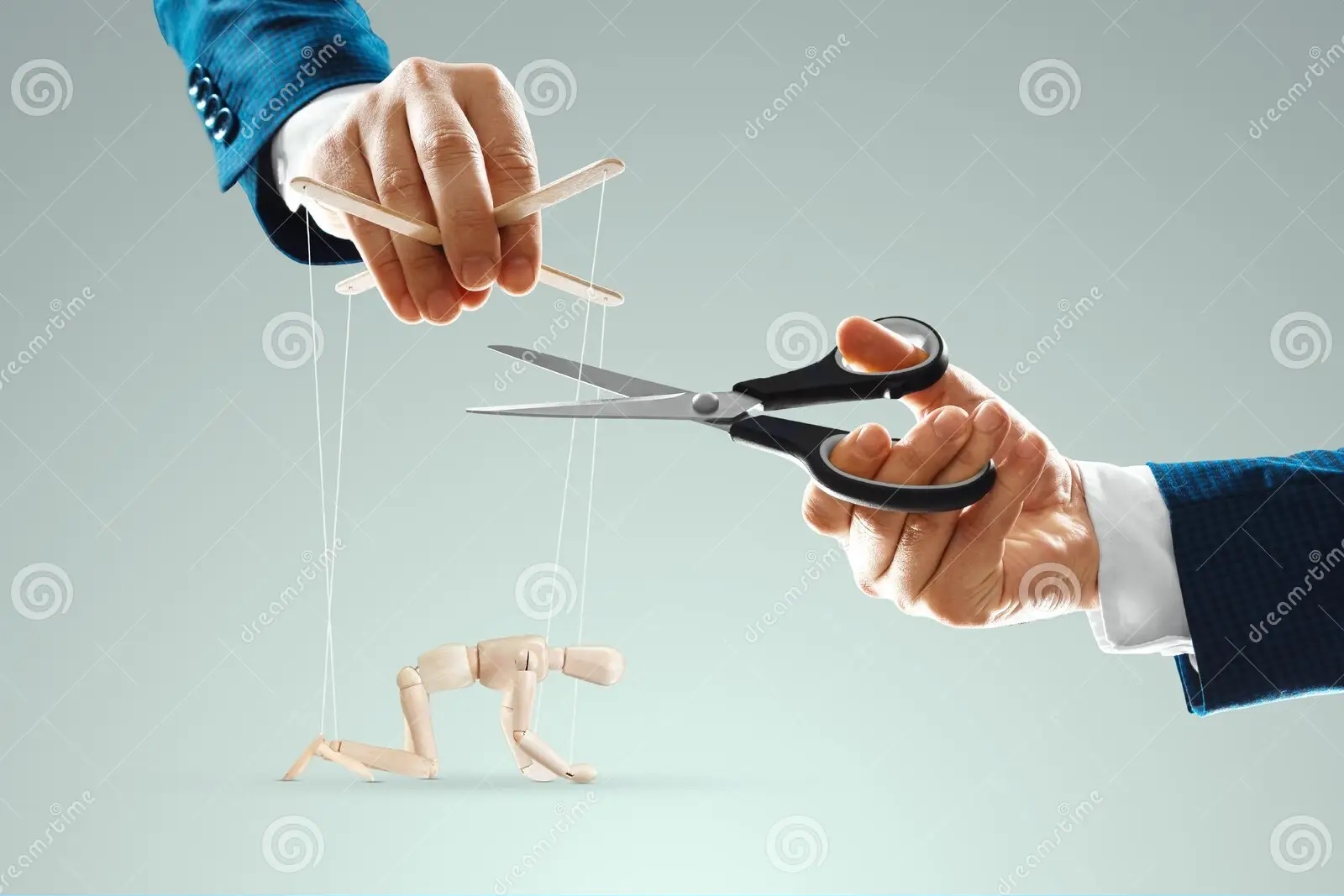 en-hand-skär-trådarna-mellan-marionetten-och-med-sax-begreppet-frihet-från-slaveri-befrielse-s...jpg